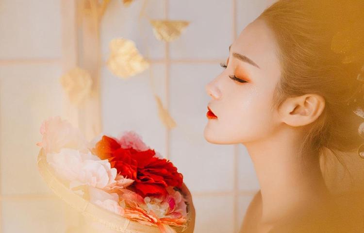 男生女生一起滑轮滑的健康与娱乐